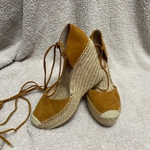 VINCE CAMUTO WEDGE SANDALS